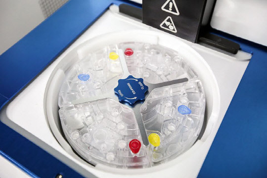 생기원과 클리노믹스가 공동 개발한 '암 진단용 액체생검 카트리지'로, 혈액 내 암세포와 암 DNA를 전자동으로 분리해 암을 진단할 수 있다.  생기원 제공